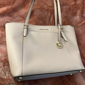 Light pink over the shoulder bag 💕